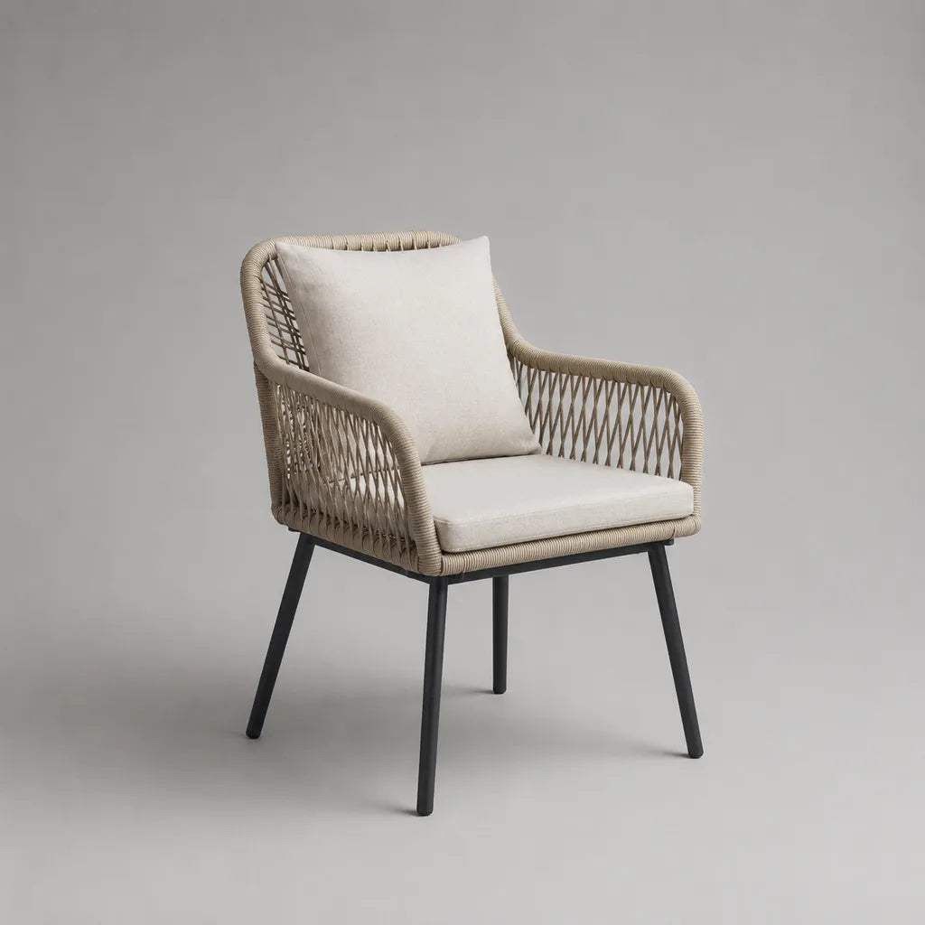 Gartenstuhl mit Armlehnen aus PE-Rattan und Stahl, Sitz- und Rückenkissen, Beige/Anthrazit, 60 × 64 × 84 cm